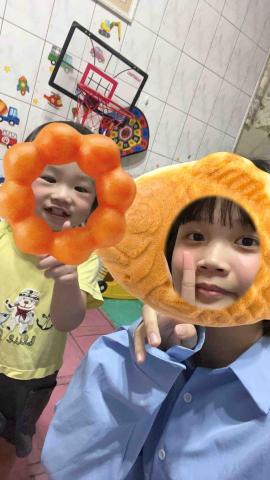 游欣紜 - 與家中的小朋友