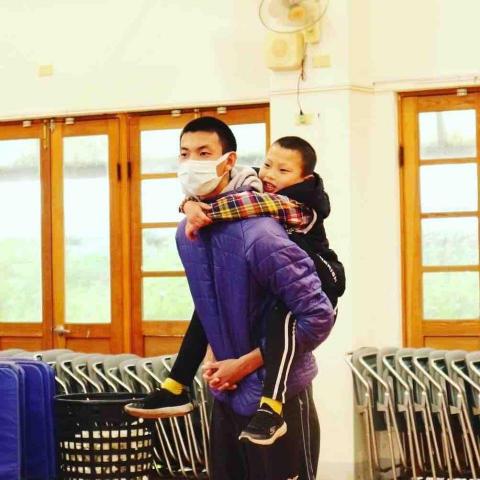 陳柏任 - 有服務隊經驗 了解如何與小孩相處