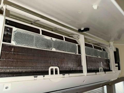 何品家 - 大金冷氣室內機鰭片清洗前