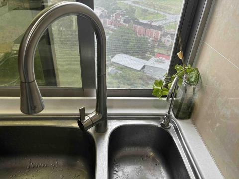 Y. Chang - 更換廚房伸縮龍頭、淨水器安裝。