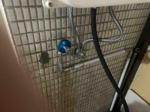 黃宏聖 - 舊熱水管漏水改配新的熱水明管
