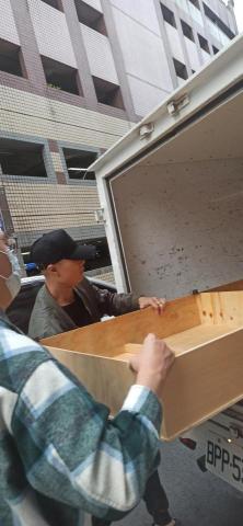 白帥帥個人搬家 - 南港送台中，客戶協助上車