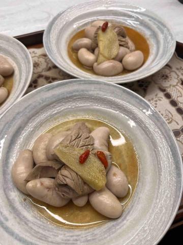 Jade’s kicthen（潔德作菜） - 麻油枸杞雙花（腰子、雞佛）