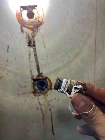 方楷喻 - 更換生鏽內外牙