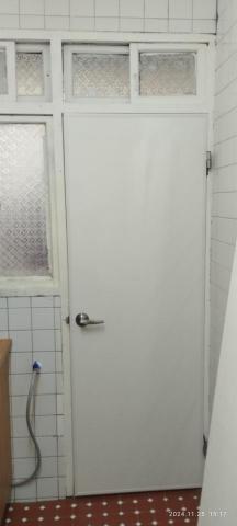 HCL裝修工程 - 白色塑鋼門適合裝在陽台防潑水（搭配喇叭鎖、水平鎖和蝴蝶、旗型鉸鍊、