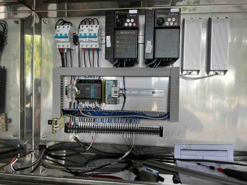 世弘 - 雙軸變頻通訊控制及單缸轉向簡易物料輸送。