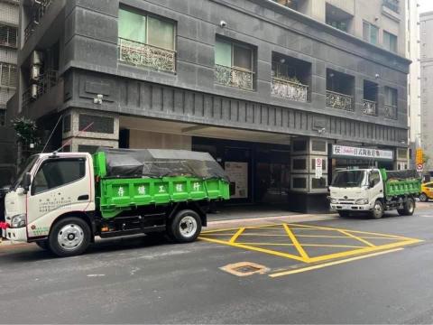 存鏞工程行 - ２輛合法廢棄物清運大貨車。