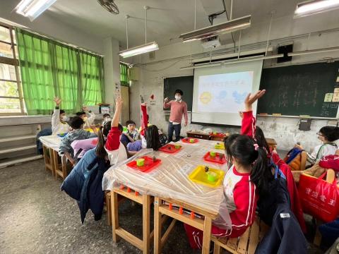 誠十創意 - 小朋友舉手搶答 誠十創意 - 小朋友舉手搶答