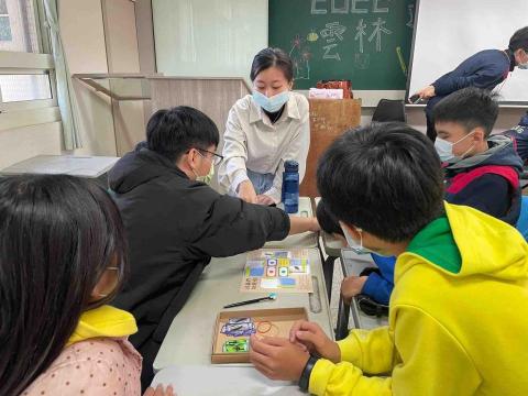 小瑜 - 帶領學生玩桌遊