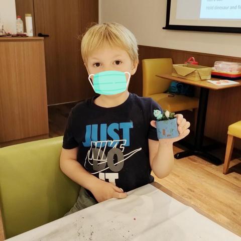 誠十創意 - 外國小朋友也能獨立完成可愛的多肉磨石子盆栽 誠十創意 - 外國小朋友也能獨立完成可愛的多肉磨石子盆栽