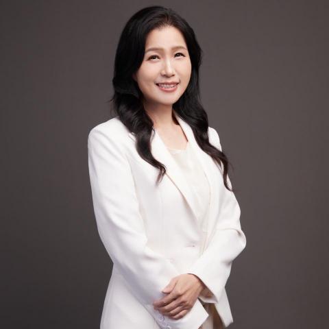 提供溫罐刮痧服務的專家張秋梅