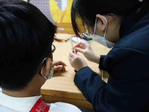 宋芯瑜 - 協助國小學童進行科學實驗
