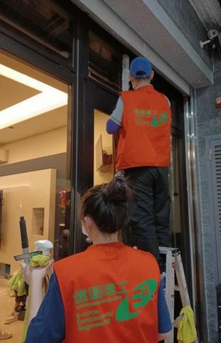 億圓環工｜台中清潔公司｜免費到府估價｜台中清潔/台中清潔推薦 - 玻璃清潔