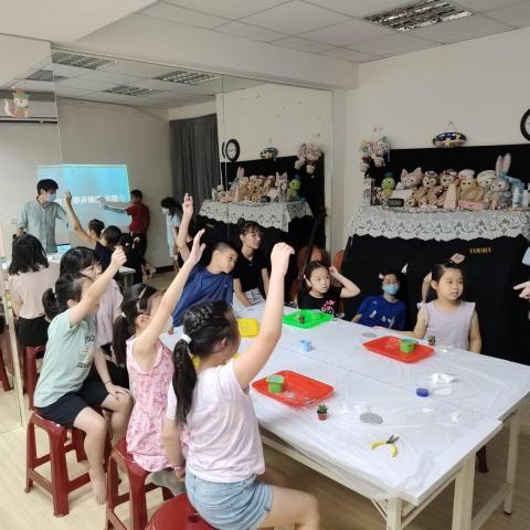 誠十創意 - 小朋友舉手搶答 誠十創意 - 小朋友舉手搶答