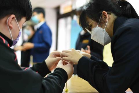 宋芯瑜 - 協助孩子進行實驗，動手玩科學