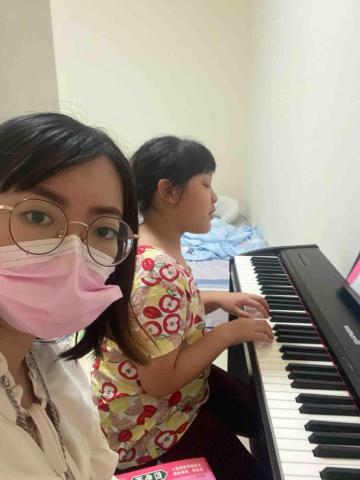 雅茵音樂教室 - 幫小朋友上課