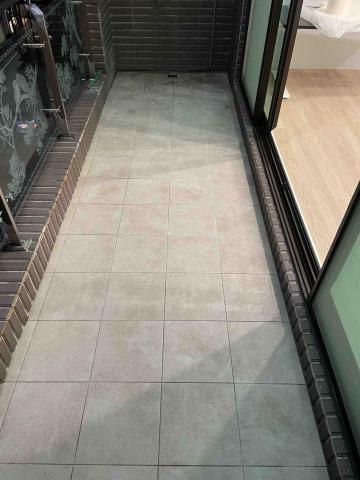 全方位裝潢細清 - 陽台地磚嚴重殘膠-清潔後