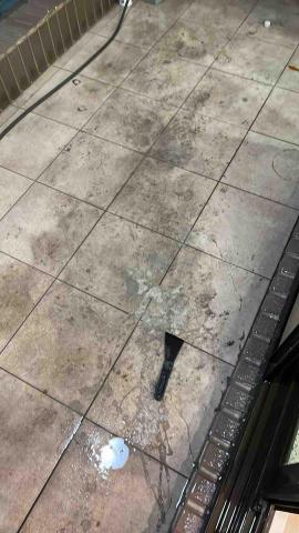全方位裝潢細清 - 陽台地磚嚴重殘膠-清潔前