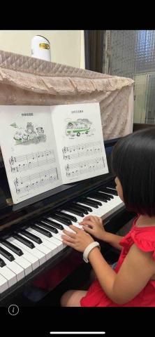 饒婉馨 - 幼稚園大班的音樂教室學生