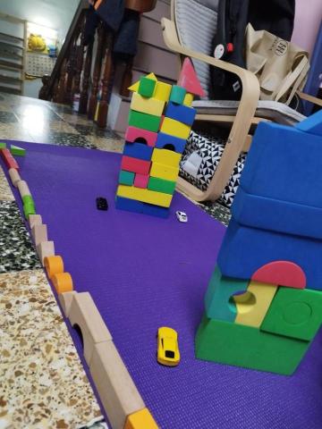 呂小姐 - 陪三歲小朋友疊積木玩汽車