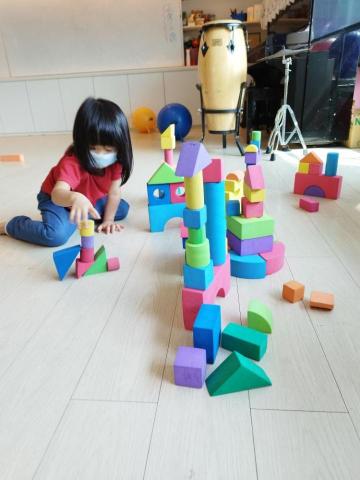 呂小姐 - 陪疊積木