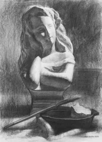 Han studio  邱柏翰 - 少女石膏像靜物組炭筆習作

訓練保持明度的狀態下做出變化

如果你想了解如何安排灰階的色階，歡迎洽詢課程，課堂帶你聽懂學會喔




