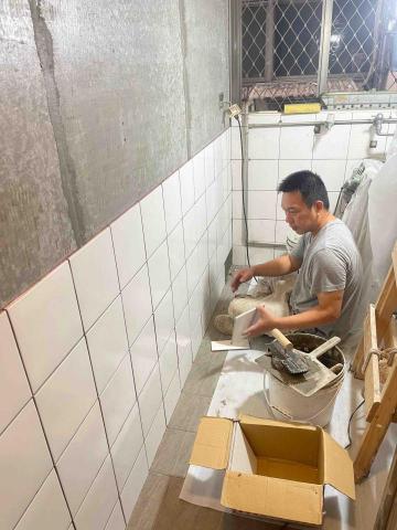 久柘裝修工程 - 陽台壁磚隆起拆除重新貼黏壁磚