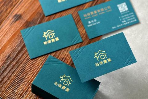 GOLINE 設計 - 名片材質選用進口紙墨綠卡,工藝加工燙金、壓凹。
