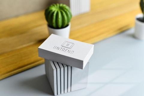 GOLINE 設計 - IINTREND名片設計形象視覺，名片材質選用進口綿紙厚卡，拿在手上份量足手感佳。