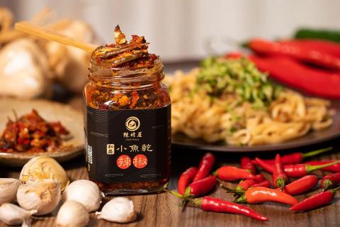 GOLINE 設計 - 辣屋坊貼紙的設計以傳統風味和現代美學結合為核心， 強調產品的手工製作黑色背景帶出成熟和濃郁的感， 標籤中間的品牌名稱和「辣椒」兩字特別顯眼，吸引視線， 突顯出辣味產品的特色。整體設計簡潔而有力， 適合追求高品質和風味的消費者，傳達出地道、手工、正宗的品牌形象。