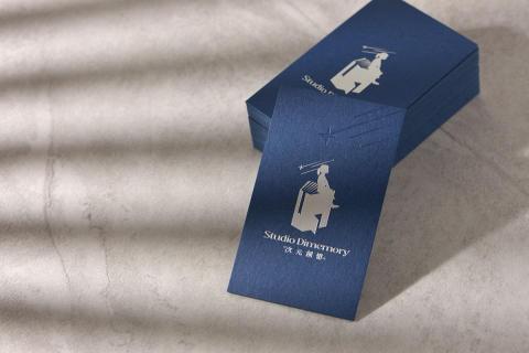 GOLINE 設計 - LOGO名片設計,以歐域深藍卡550g材質,加工方式以壓凹及燙銀