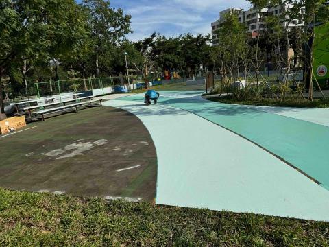 文清油漆工程行 - 運動公園地板EPOXY 施做
