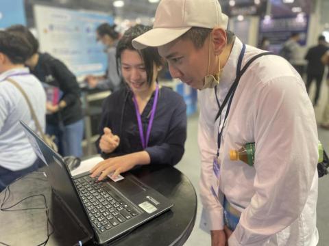 劉宇珊 - 在AI expo 和外國人介紹產品