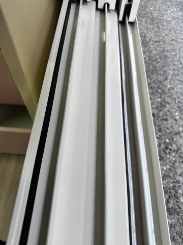 光明居家清潔 - 魔鬼藏在細節裡.在擦試玻璃的時候.連同窗溝也會幫客戶整理乾淨.很有煥然一新的感覺