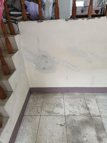 陈冠佑 - 基本上这一栋房子已经34年了11年没有人住了所以他的壁癌非常的多我们重新先把壁癌整理完之后再来批土磨墙壁之后再下漆