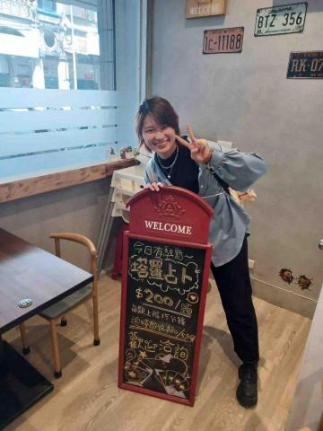 謝佩臻 - 塔羅駐點占卜師-提供占卜服務