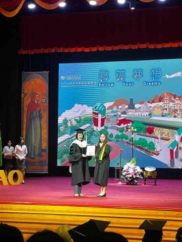 歐佩欣 - 文藻畢業典禮當日授獎