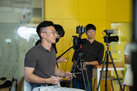 洪浚愷 - 進行英文採訪