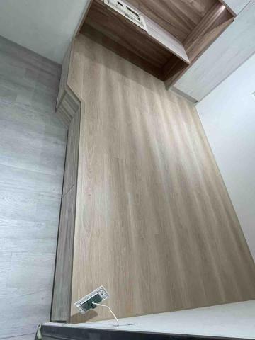 承億 - 小房間地板。床架鋪設石塑地板