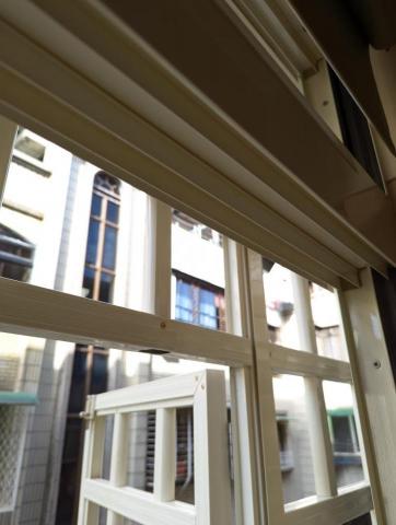 小陳 - 上層窗溝亦是整排菸垢(後）