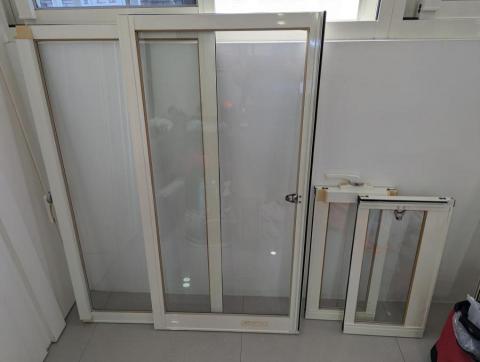 小陳 - 清洗完後確認玻璃上是否還有小污漬