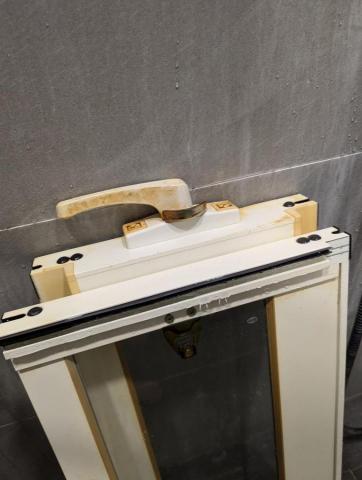 小陳 - 窗戶把手上菸垢(前）