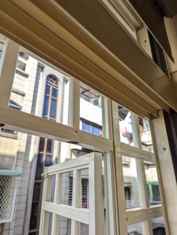 小陳 - 上層窗溝亦是整排菸垢(前）