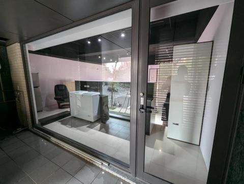 小陳 - 店家整面的落地窗(外側）