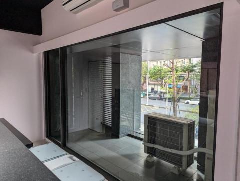 小陳 - 店家整面的落地窗(內側）