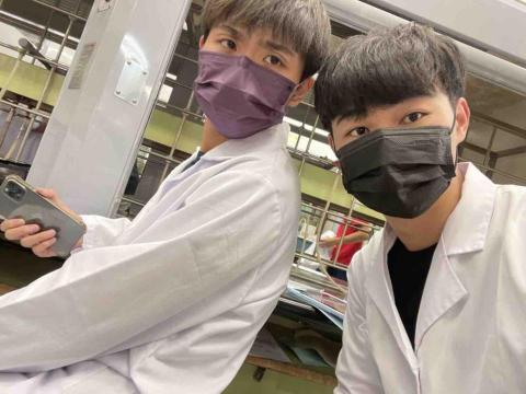 王威盛 - 進行化學實驗