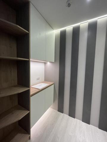 沐林設計 - 在玄關的部分使用了調色的鞋櫃，讓整體的視覺與玄關走廊進行區分的動作，讓玄關前的走廊能夠表現出更深邃的視覺效果
