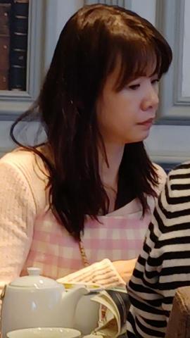 黃伊凡 - 用餐中的媽咪