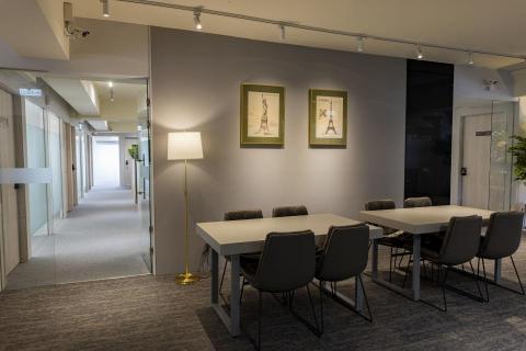 沃德商務中心 - 客戶洽談區＆辦公走道