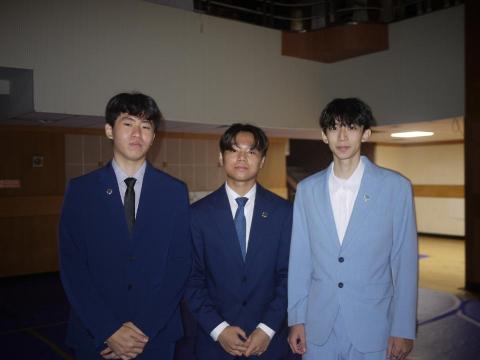 Harrison Yang - 我是最右邊的！